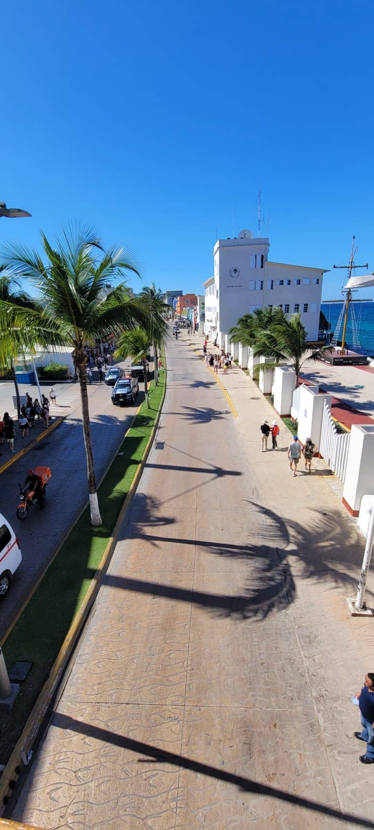 Overview picture of a street in San Miguel (Cozumel)