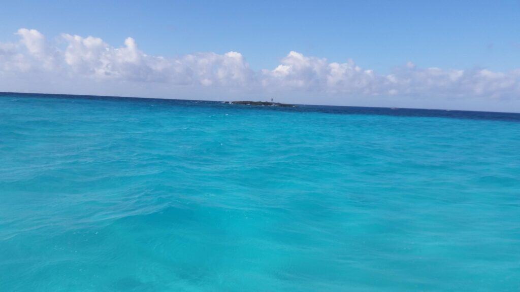Turquoise blue water in the bahamas