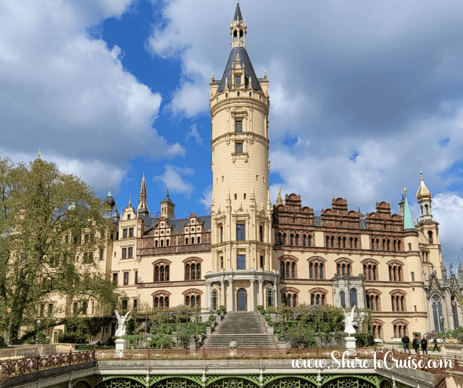 Schwerin Castle in northern Germany with formal gardens and blue sky, a popular post-cruise day trip from Warnemünde.